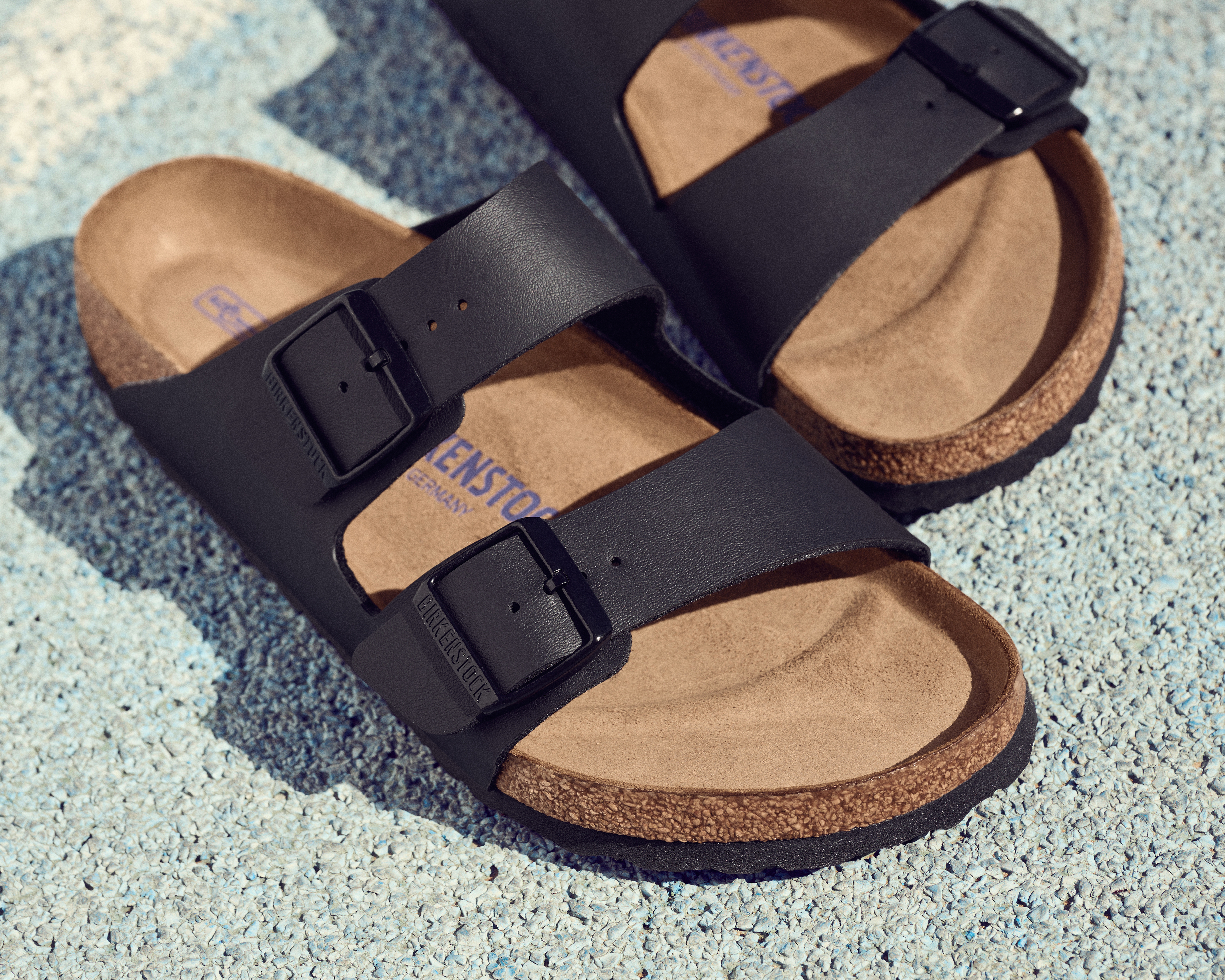 birkenstock exposé sur le trottoir